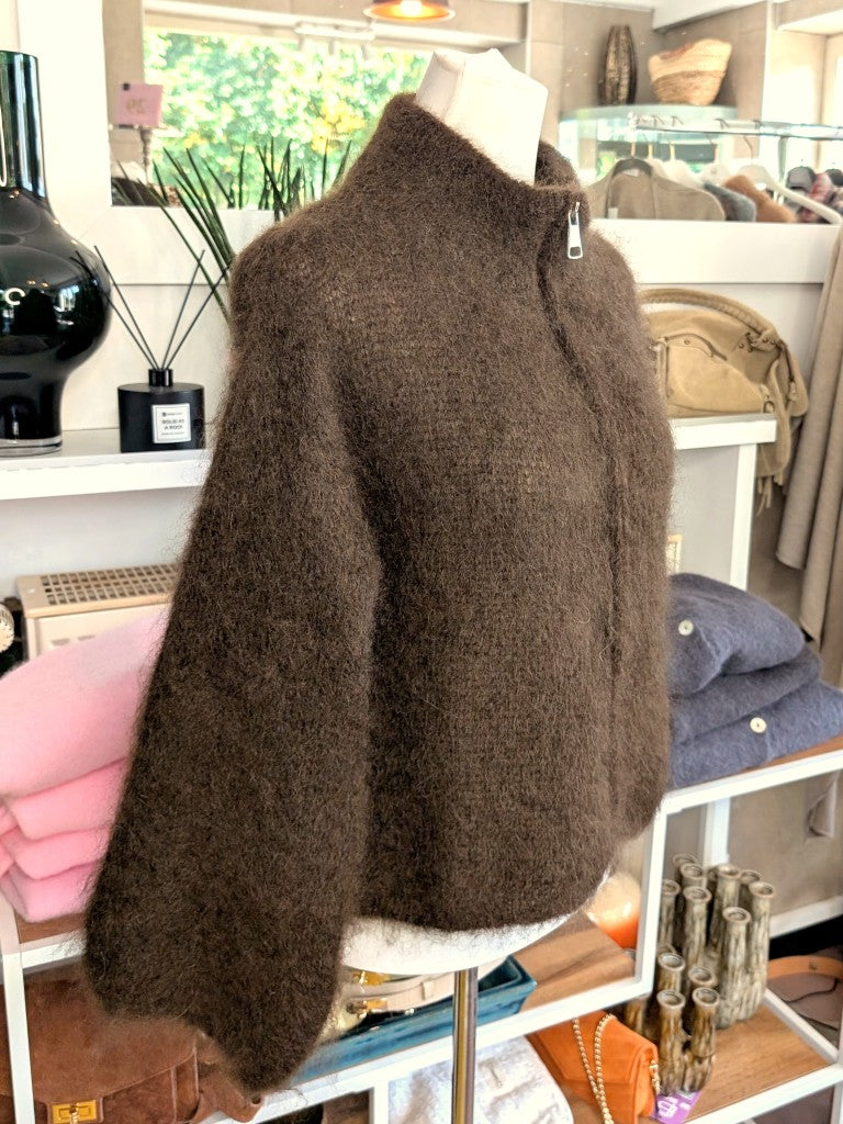Elegante Strickjacke aus luxuriösem 80% Soft Kid Mohair für unvergleichliche Weichheit und Wärmeisolation in warmem Coffee Braun mit Zipper Reißverschluss.