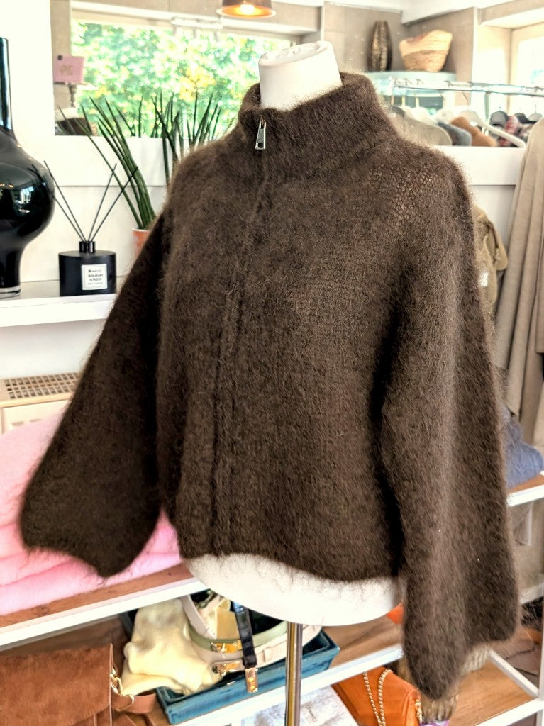 Elegante Strickjacke aus luxuriösem 80% Soft Kid Mohair für unvergleichliche Weichheit und Wärmeisolation in warmem Coffee Braun mit Zipper Reißverschluss.