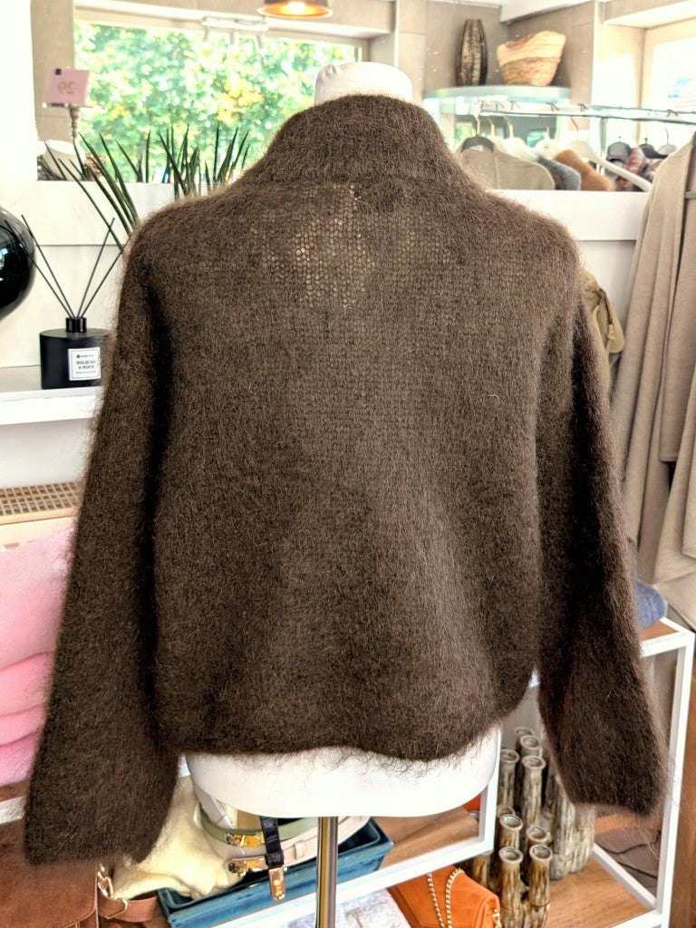 Elegante Strickjacke aus luxuriösem 80% Soft Kid Mohair für unvergleichliche Weichheit und Wärmeisolation in warmem Coffee Braun mit Zipper Reißverschluss.
