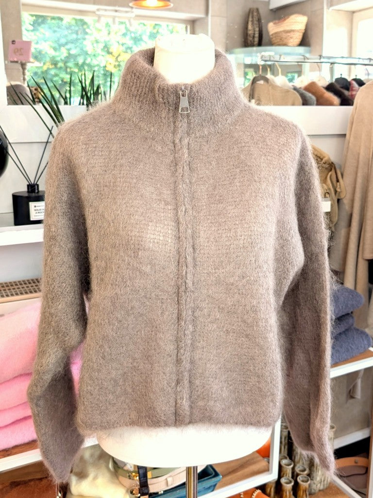 Elegante Strickjacke aus luxuriösem 80% Soft Kid Mohair für unvergleichliche Weichheit und Wärmeisolation in warmem Taupe mit Zipper Reißverschluss.