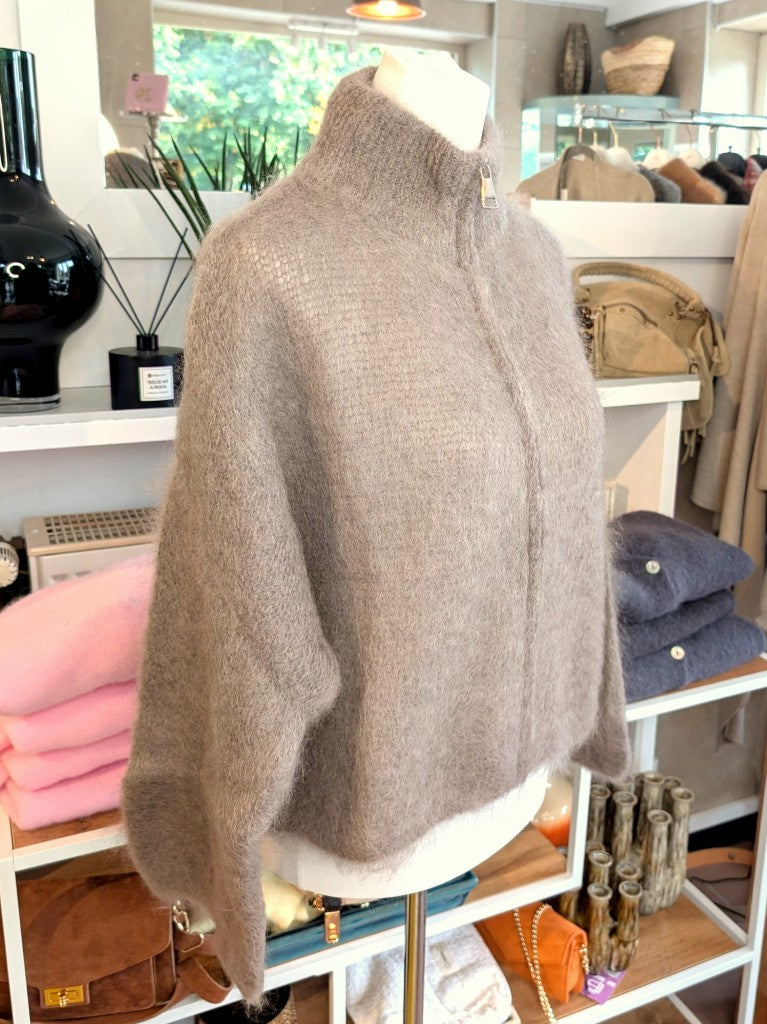 Elegante Strickjacke aus luxuriösem 80% Soft Kid Mohair für unvergleichliche Weichheit und Wärmeisolation in warmem Taupe mit Zipper Reißverschluss.