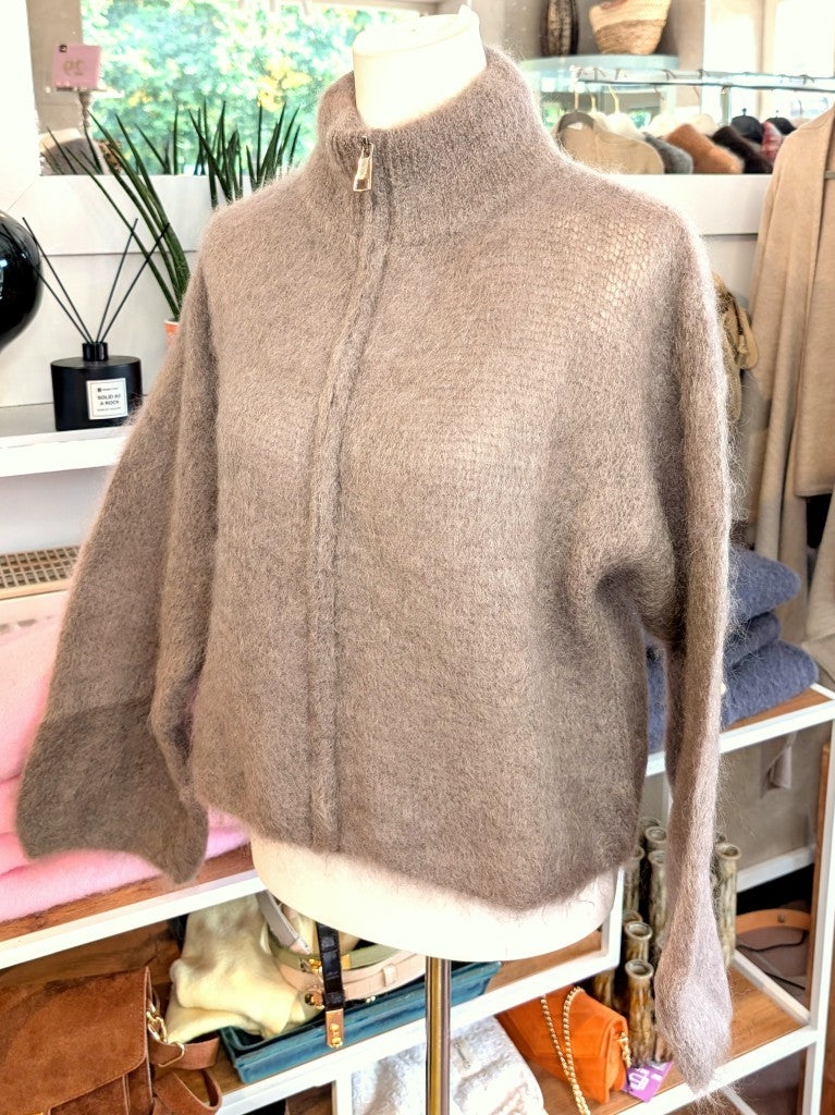 Elegante Strickjacke aus luxuriösem 80% Soft Kid Mohair für unvergleichliche Weichheit und Wärmeisolation in warmem Taupe mit Zipper Reißverschluss.