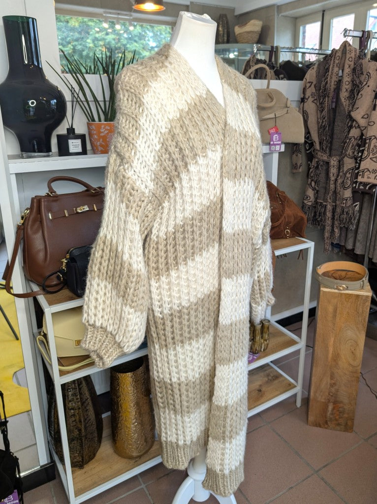Eleganter weicher langer offener Cardigan, auffälliger Grobstrick gestreift Beige Créme - ideal als Layering-Piece für Frühling Herbst leichte Übergangsschicht.