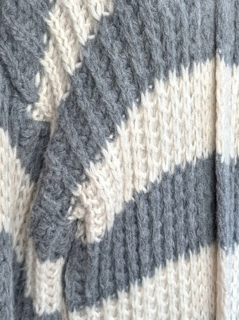 Eleganter weicher langer offener Cardigan, auffälliger Grobstrick gestreift Grau Créme - ideal als Layering-Piece für Frühling Herbst leichte Übergangsschicht.