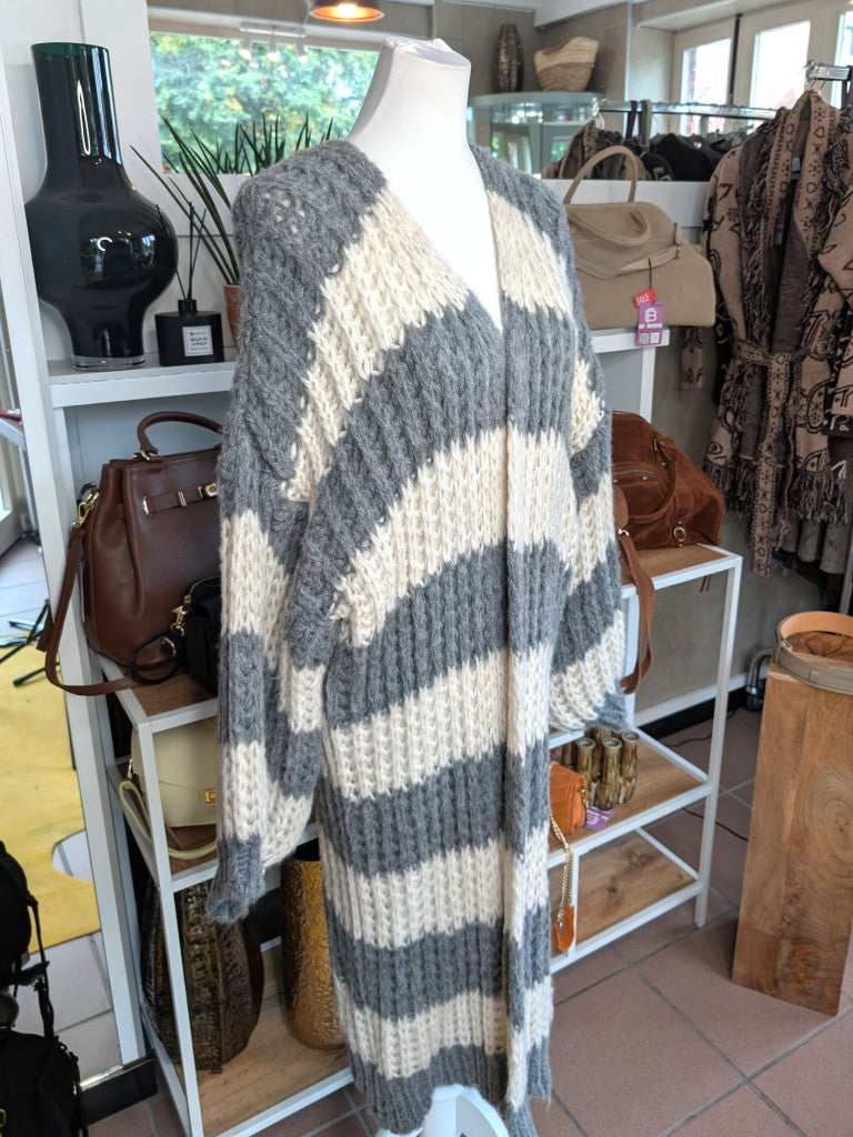 Eleganter weicher langer offener Cardigan, auffälliger Grobstrick gestreift Grau Créme - ideal als Layering-Piece für Frühling Herbst leichte Übergangsschicht.