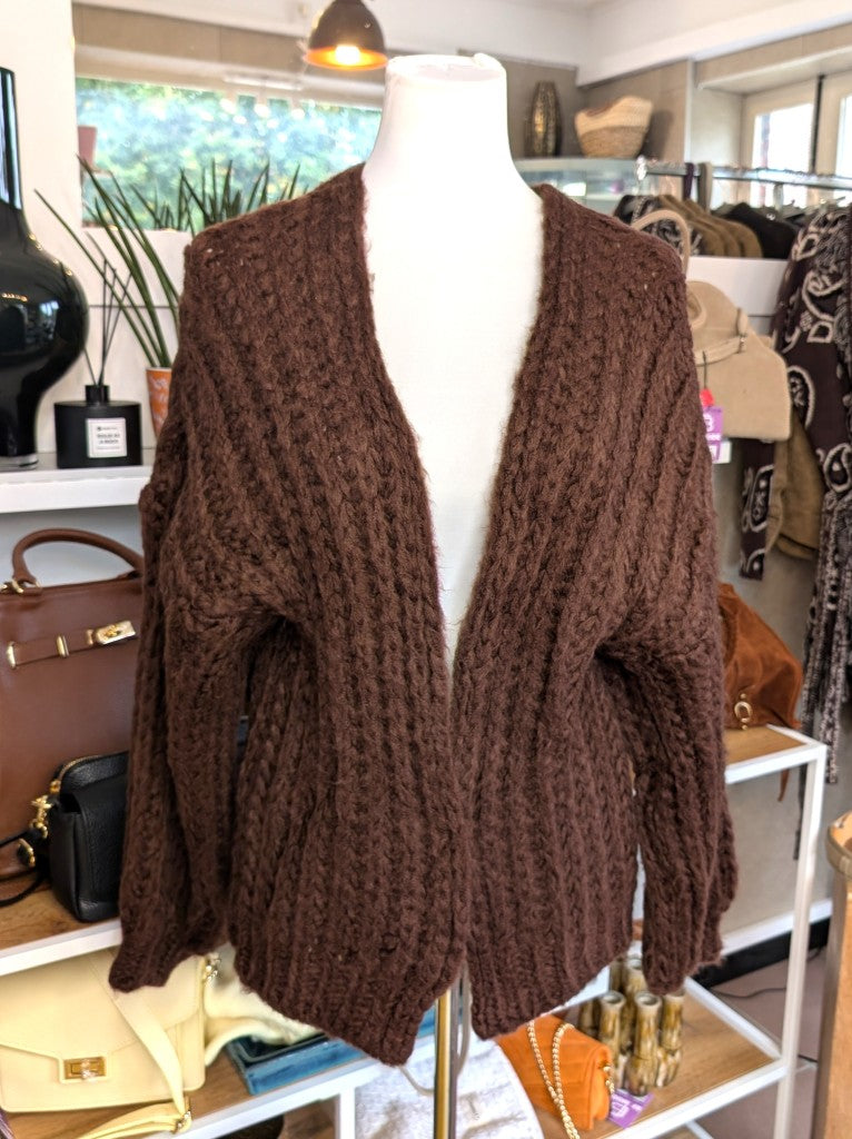 Eleganter weicher offener Cardigan mit klassischem Zopfmuster in Braun - ideal als Layering-Piece für Frühling und Herbst oder als leichte Übergangsschicht.
