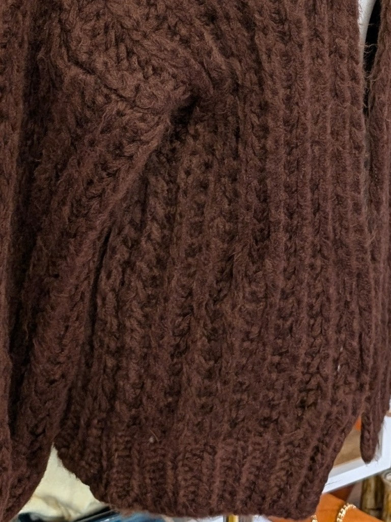 Eleganter weicher offener Cardigan mit klassischem Zopfmuster in Braun - ideal als Layering-Piece für Frühling und Herbst oder als leichte Übergangsschicht.