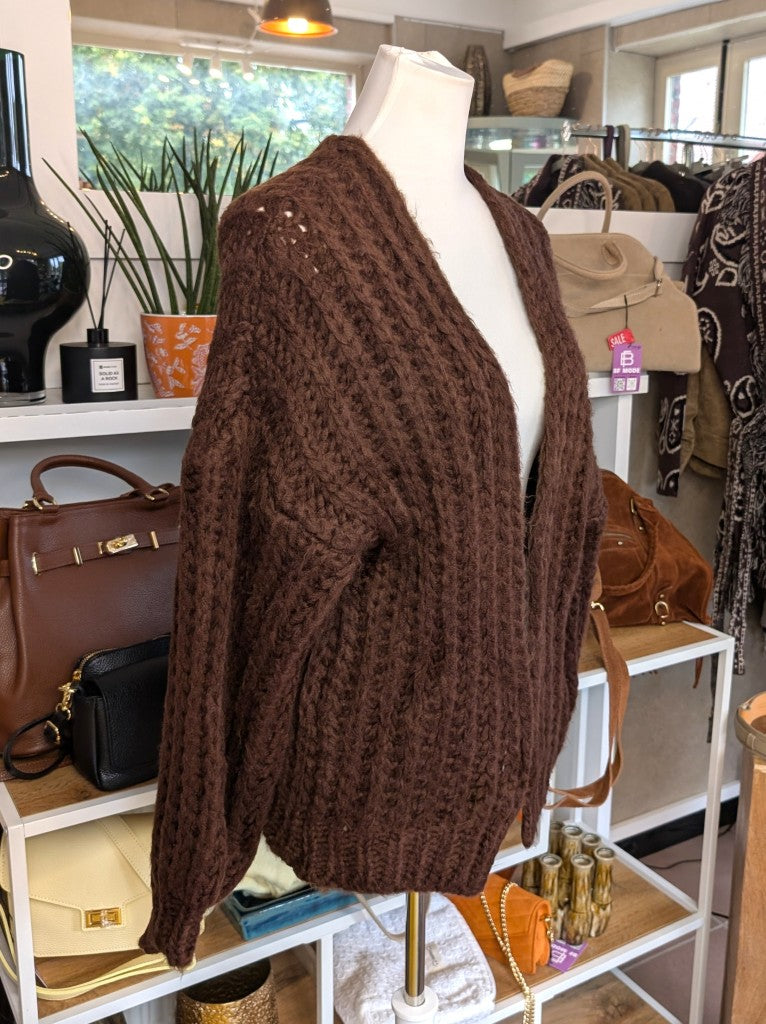 Eleganter weicher offener Cardigan mit klassischem Zopfmuster in Braun - ideal als Layering-Piece für Frühling und Herbst oder als leichte Übergangsschicht.