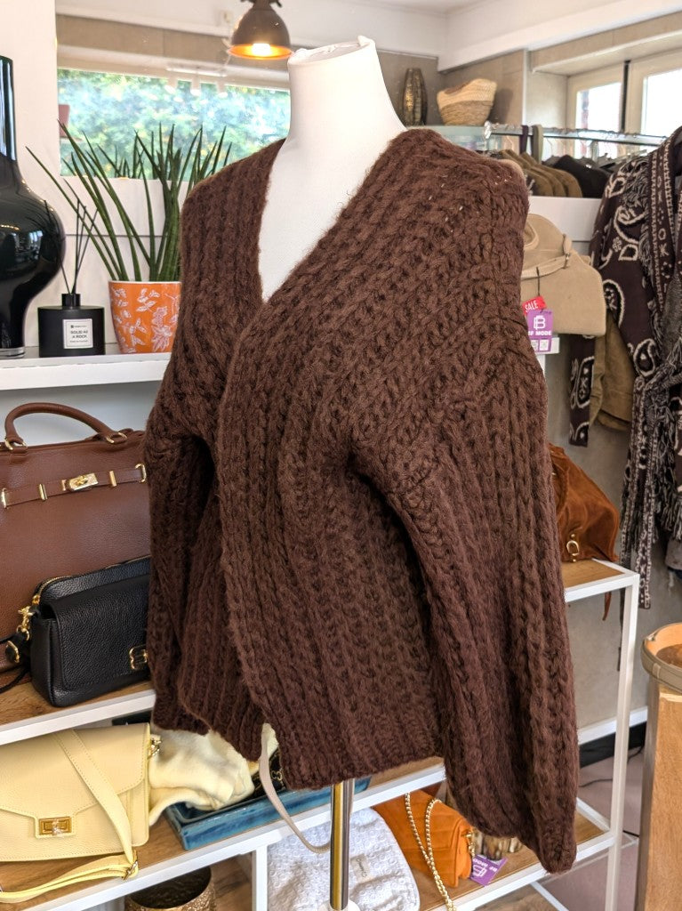 Eleganter weicher offener Cardigan mit klassischem Zopfmuster in Braun - ideal als Layering-Piece für Frühling und Herbst oder als leichte Übergangsschicht.