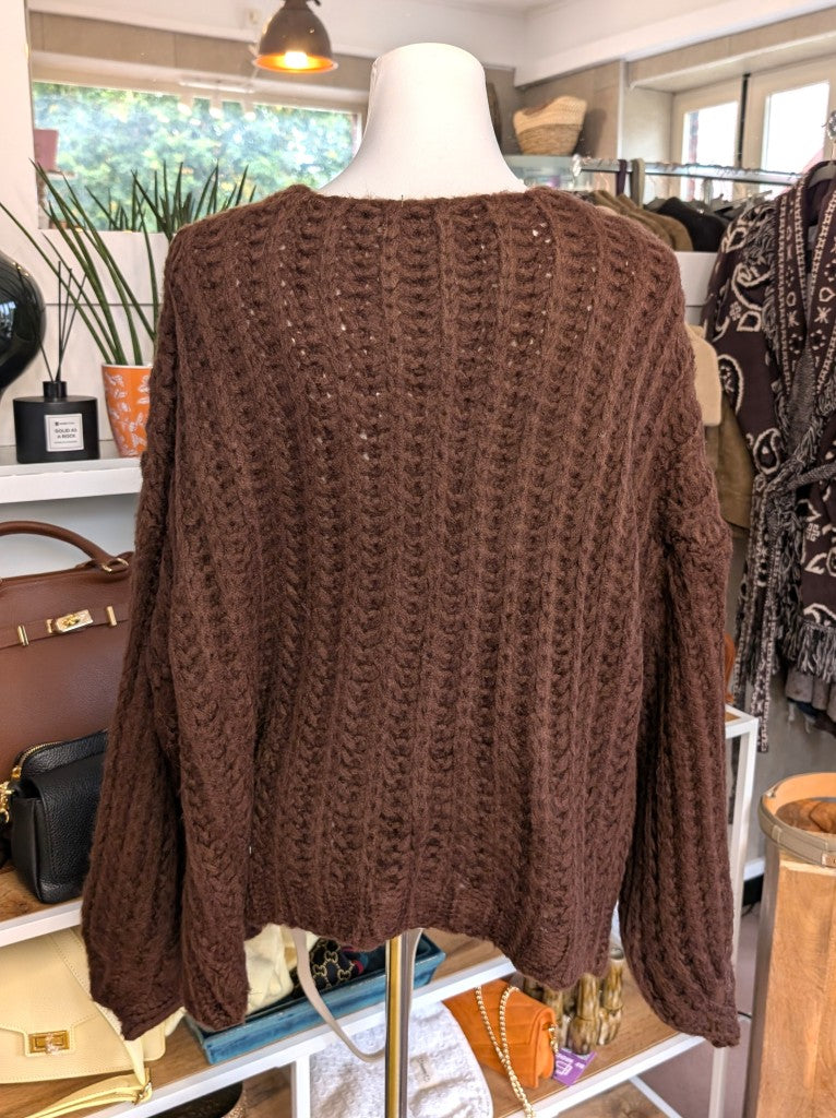 Eleganter weicher offener Cardigan mit klassischem Zopfmuster in Braun - ideal als Layering-Piece für Frühling und Herbst oder als leichte Übergangsschicht.