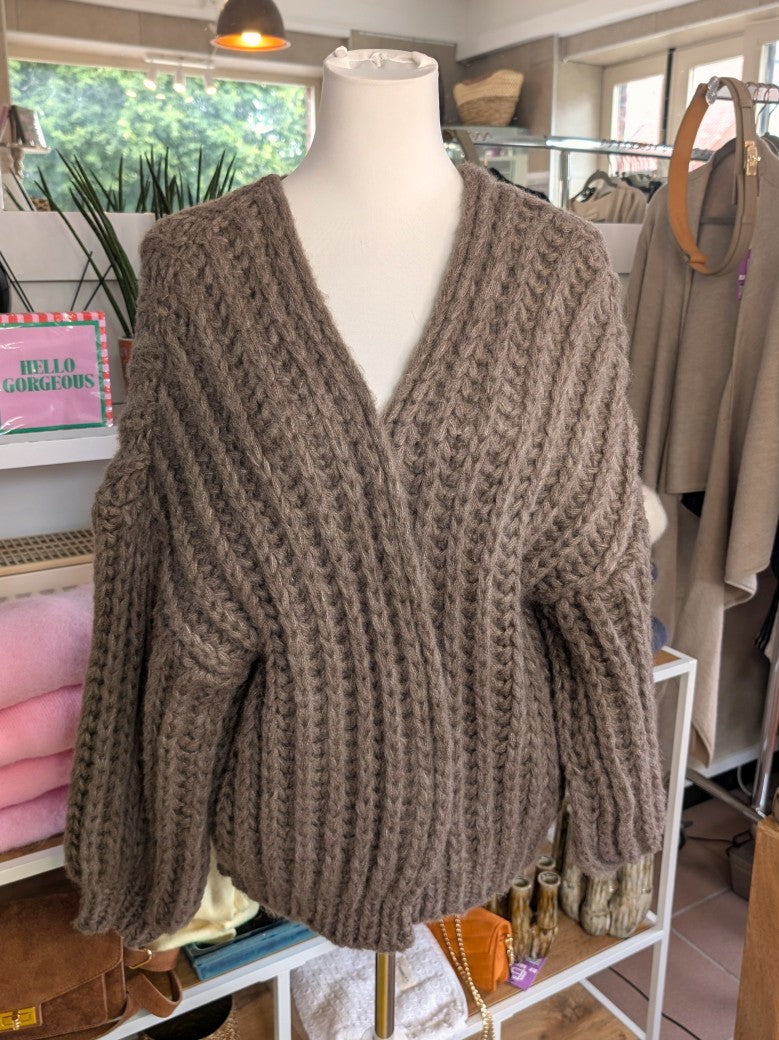 Eleganter weicher offener Cardigan mit klassischem Zopfmuster in Taupe - ideal als Layering-Piece für Frühling und Herbst oder als leichte Übergangsschicht.
