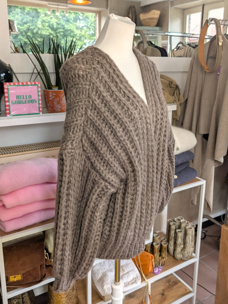 Eleganter weicher offener Cardigan mit klassischem Zopfmuster in Taupe - ideal als Layering-Piece für Frühling und Herbst oder als leichte Übergangsschicht.