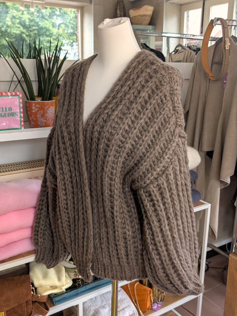 Eleganter weicher offener Cardigan mit klassischem Zopfmuster in Taupe - ideal als Layering-Piece für Frühling und Herbst oder als leichte Übergangsschicht.