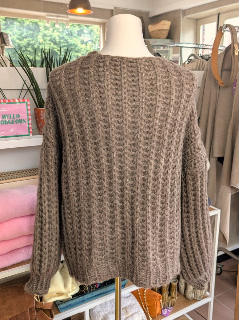 Eleganter weicher offener Cardigan mit klassischem Zopfmuster in Taupe - ideal als Layering-Piece für Frühling und Herbst oder als leichte Übergangsschicht.