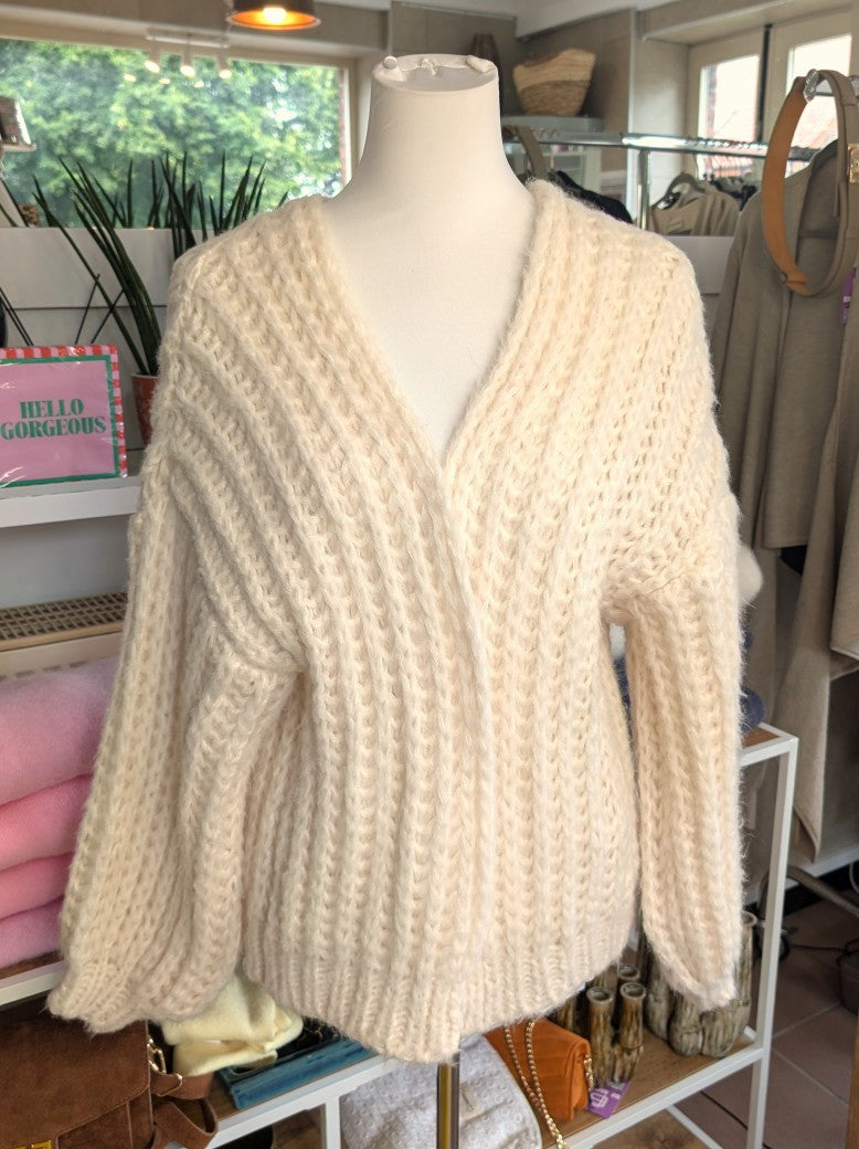 Eleganter weicher offener Cardigan mit klassischem Zopfmuster in Créme - ideal als Layering-Piece für Frühling und Herbst oder als leichte Übergangsschicht.