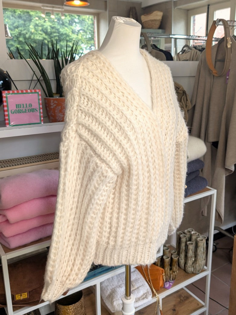 Eleganter weicher offener Cardigan mit klassischem Zopfmuster in Créme - ideal als Layering-Piece für Frühling und Herbst oder als leichte Übergangsschicht.