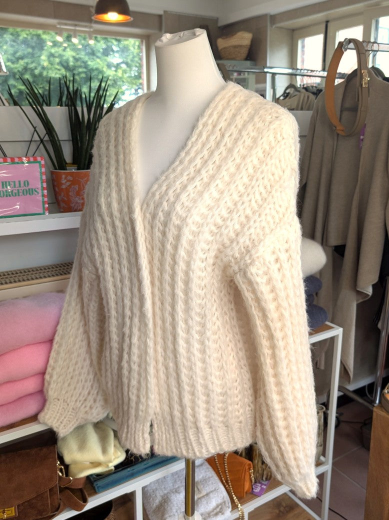 Eleganter weicher offener Cardigan mit klassischem Zopfmuster in Créme - ideal als Layering-Piece für Frühling und Herbst oder als leichte Übergangsschicht.
