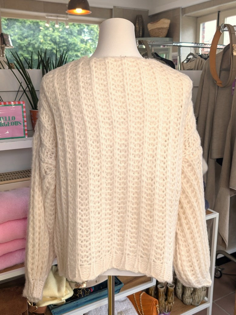 Eleganter weicher offener Cardigan mit klassischem Zopfmuster in Créme - ideal als Layering-Piece für Frühling und Herbst oder als leichte Übergangsschicht.