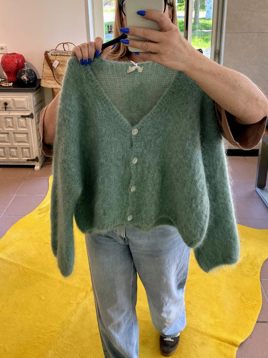 Behagliche stilvolle Cardigan Strickjacke aus 80% Mohair in herrlichem Türkis Grün mit funkelnden Silberknöpfen - perfekt für alle Gelegenheiten von lässig bis elegant.