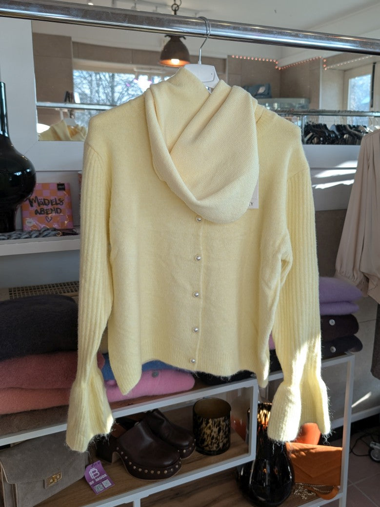 Zeitlose Eleganz mit dem trendigen feinen Dreieckstuch in Gelb von Kilky - schmiegt sich sanft an die Schultern und verleiht jedem Outfit eine raffinierte Note!