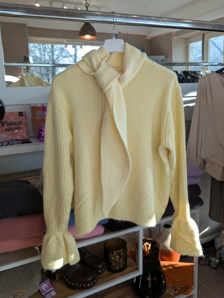 Zeitlose Eleganz mit dem trendigen feinen Dreieckstuch in Gelb von Kilky - schmiegt sich sanft an die Schultern und verleiht jedem Outfit eine raffinierte Note!