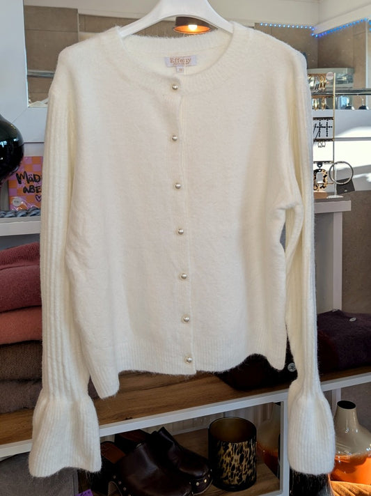 Elegante Viskose Strickjacke in Woll Weiß mit charakteristischen Ballonärmeln und zarten Perlenknöpfen. Moderner femininer Look von Casual bis Business!