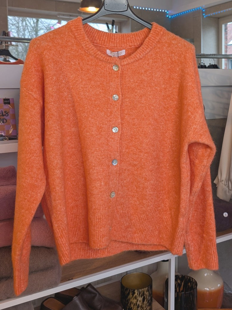 Zeitlos elegante Strickjacke in Orange aus weicher hochwertiger Viskose mit Perlmuttknöpfen - perfekt als Layering-Piece oder eigenständiges Statement-Piece!