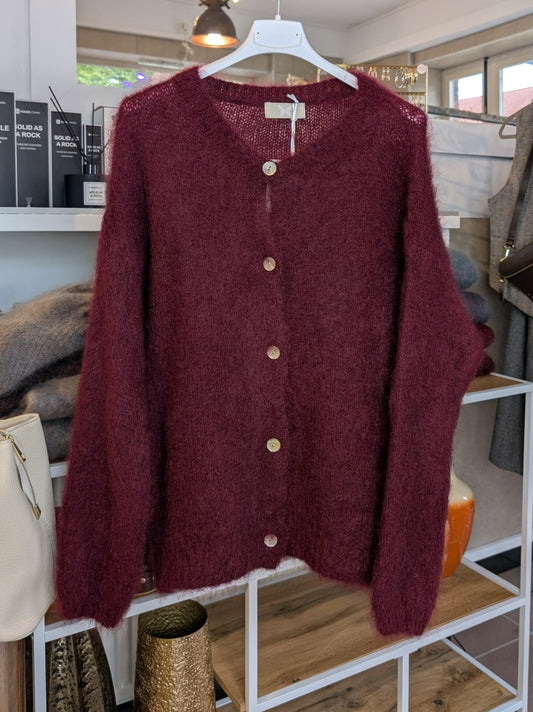 Fühle dich behaglich und stilvoll mit unserer Cardigan Strickjacke aus 80% Mohair in Weinrot Bordeaux Rot mit Perlmuttknöpfen. Perfekt für alle Gelegenheiten!
