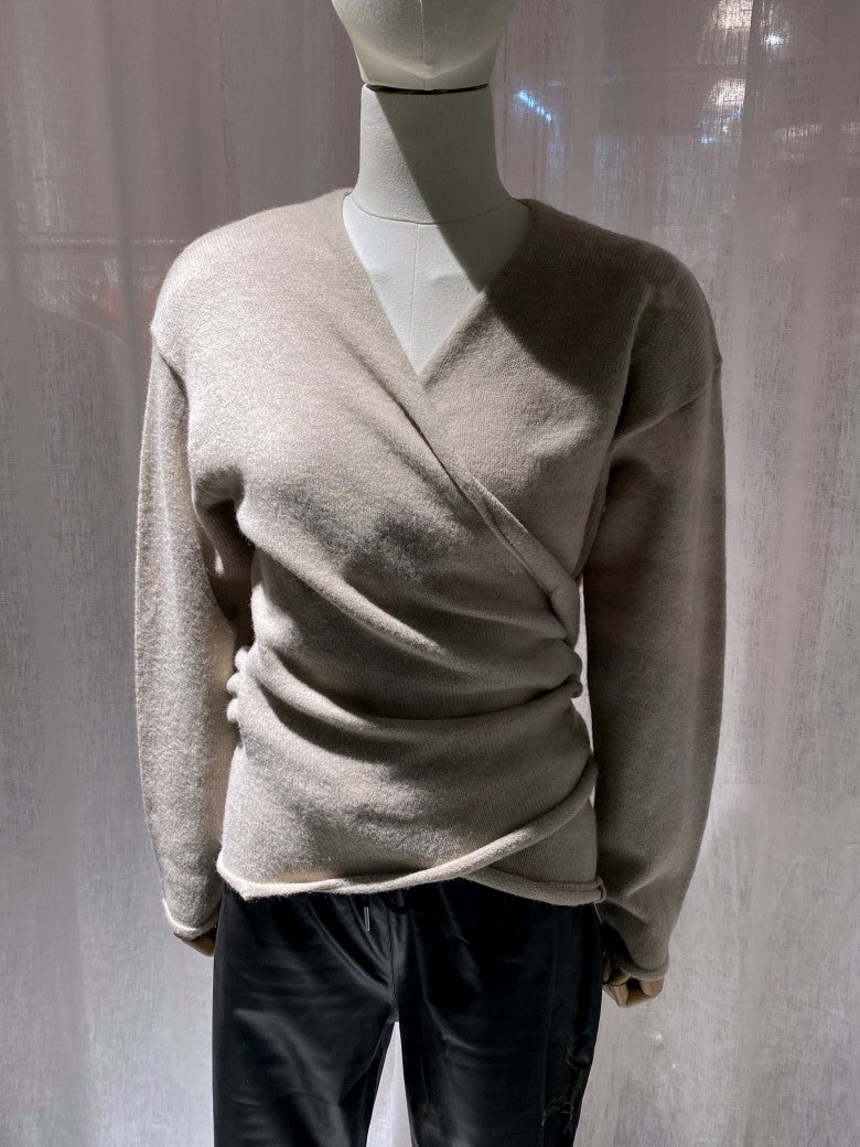 Elegante vielseitige schmeichelnde Wickeljacke aus fließender hochwertiger Viskose in warmem Taupe – das perfekte Layering-Piece für jeden Anlass!