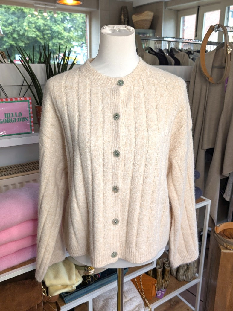 Elegante Cardigan Strickjacke in Beige Weiß meliert mit hellen Perlmuttknöpfen und weicher breit gerippte Struktur - verleiht jedem Outfit eine raffinierte Note