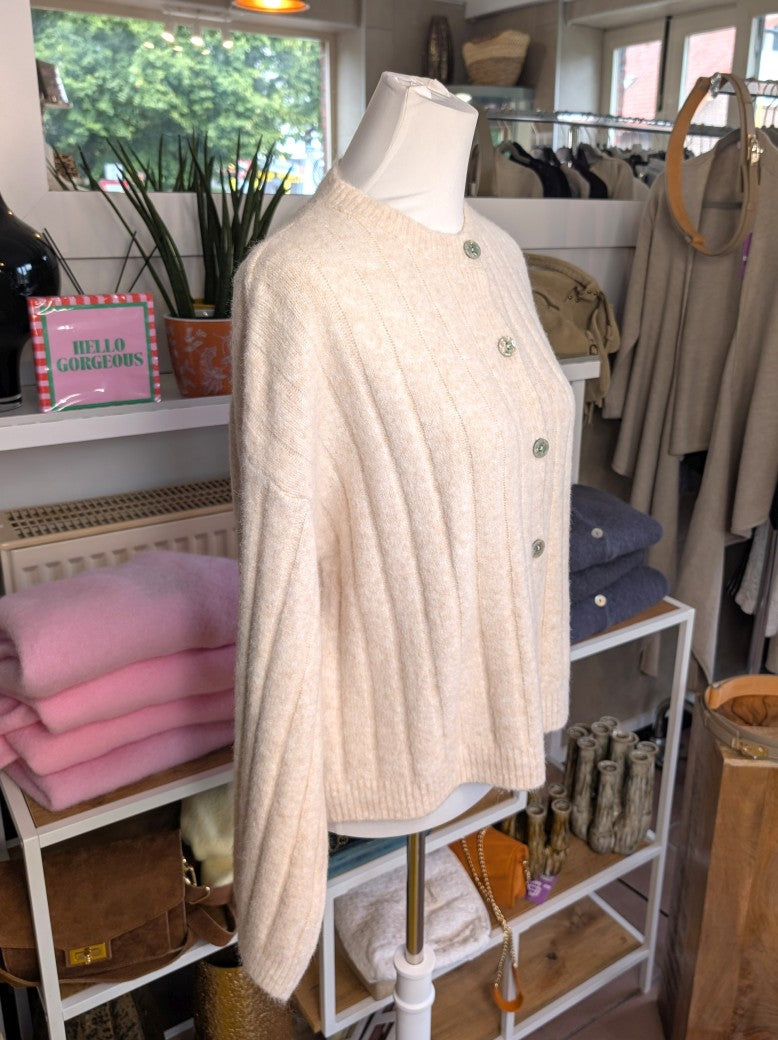 Elegante Cardigan Strickjacke in Beige Weiß meliert mit hellen Perlmuttknöpfen und weicher breit gerippte Struktur - verleiht jedem Outfit eine raffinierte Note