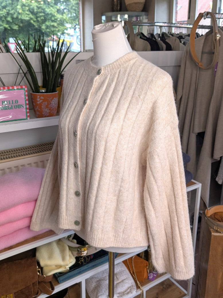Elegante Cardigan Strickjacke in Beige Weiß meliert mit hellen Perlmuttknöpfen und weicher breit gerippte Struktur - verleiht jedem Outfit eine raffinierte Note