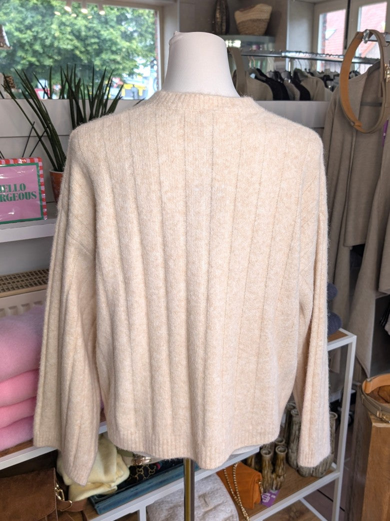 Elegante Cardigan Strickjacke in Beige Weiß meliert mit hellen Perlmuttknöpfen und weicher breit gerippte Struktur - verleiht jedem Outfit eine raffinierte Note