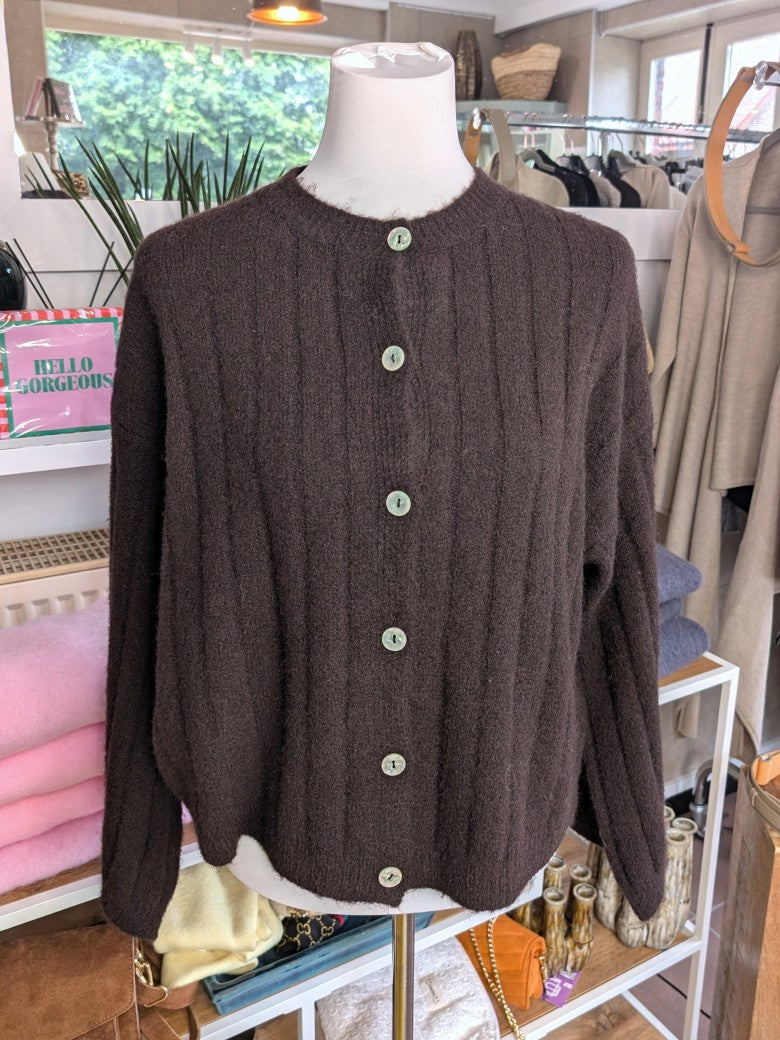 Elegante Cardigan Strickjacke in Coffee Braun mit hellen Perlmuttknöpfen und weicher breit gerippte Struktur - verleiht jedem Outfit eine raffinierte Note!