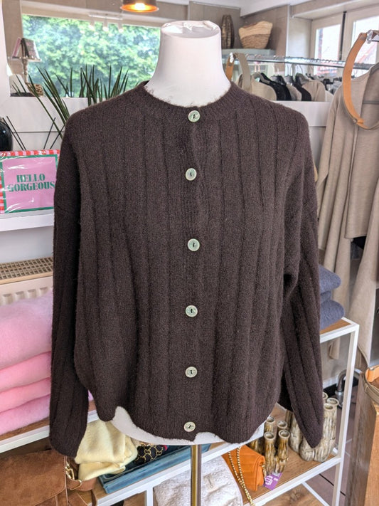 Elegante Cardigan Strickjacke in Coffee Braun mit hellen Perlmuttknöpfen und weicher breit gerippte Struktur - verleiht jedem Outfit eine raffinierte Note!