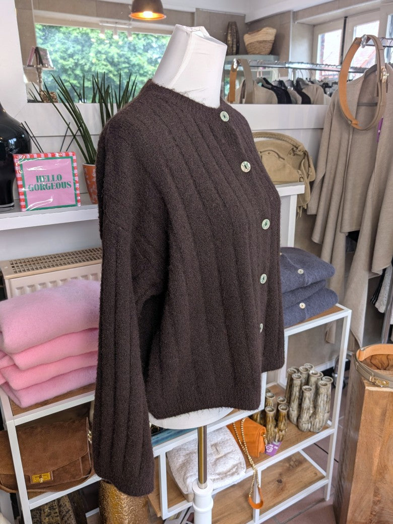 Elegante Cardigan Strickjacke in Coffee Braun mit hellen Perlmuttknöpfen und weicher breit gerippte Struktur - verleiht jedem Outfit eine raffinierte Note!