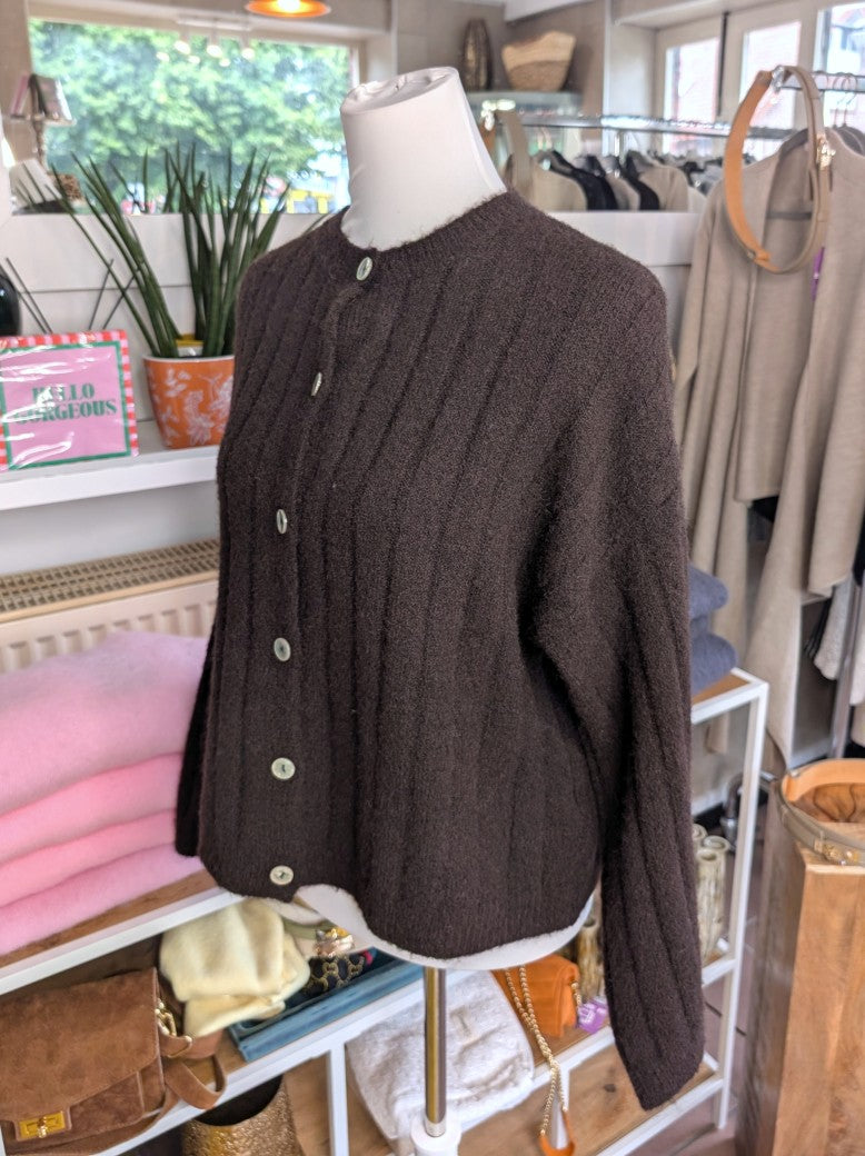 Elegante Cardigan Strickjacke in Coffee Braun mit hellen Perlmuttknöpfen und weicher breit gerippte Struktur - verleiht jedem Outfit eine raffinierte Note!