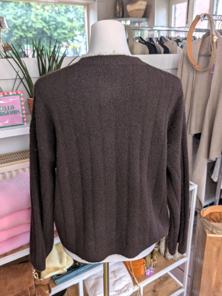 Elegante Cardigan Strickjacke in Coffee Braun mit hellen Perlmuttknöpfen und weicher breit gerippte Struktur - verleiht jedem Outfit eine raffinierte Note!