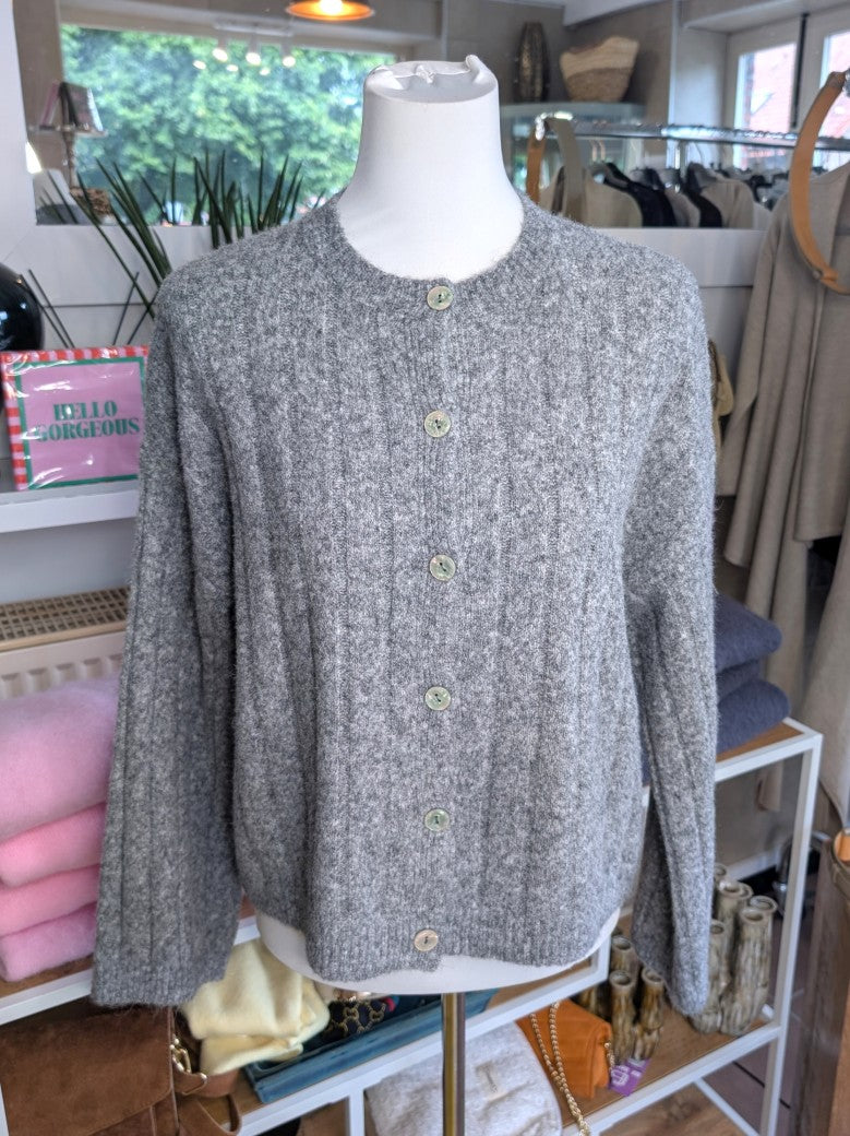 Elegante Cardigan Strickjacke in Grau Weiß meliert mit hellen Perlmuttknöpfen und weicher breit gerippte Struktur - verleiht jedem Outfit eine raffinierte Note!