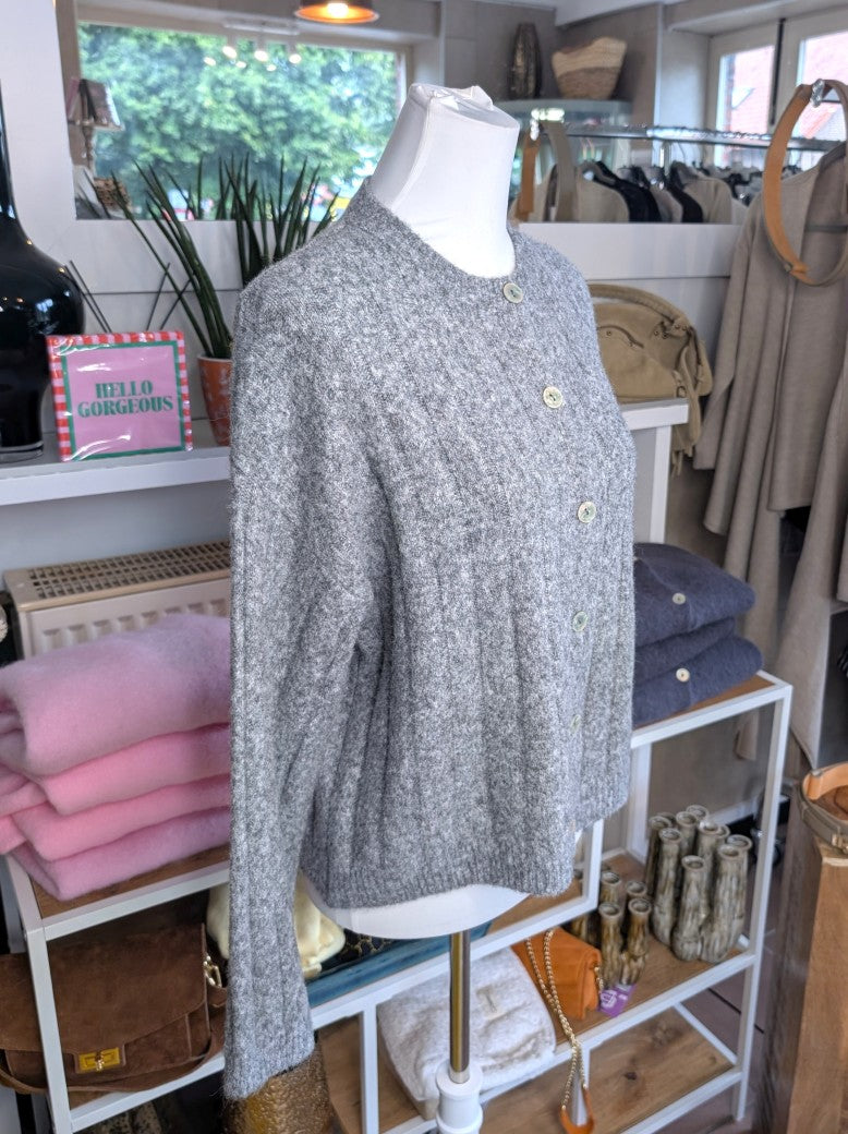 Elegante Cardigan Strickjacke in Grau Weiß meliert mit hellen Perlmuttknöpfen und weicher breit gerippte Struktur - verleiht jedem Outfit eine raffinierte Note!