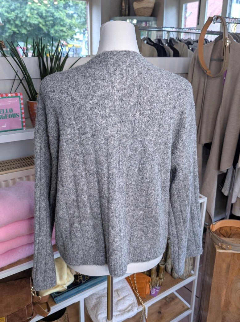 Elegante Cardigan Strickjacke in Grau Weiß meliert mit hellen Perlmuttknöpfen und weicher breit gerippte Struktur - verleiht jedem Outfit eine raffinierte Note!