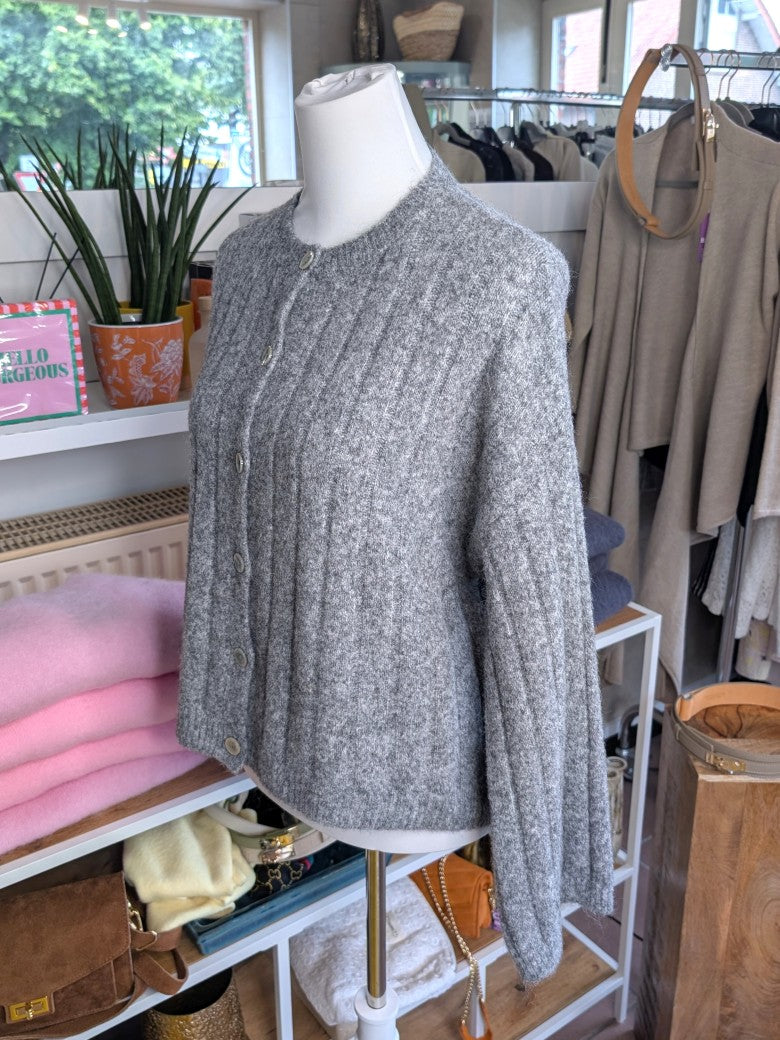 Elegante Cardigan Strickjacke in Grau Weiß meliert mit hellen Perlmuttknöpfen und weicher breit gerippte Struktur - verleiht jedem Outfit eine raffinierte Note!