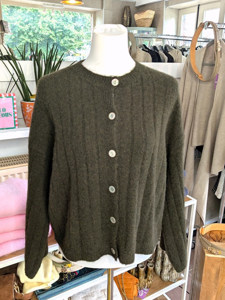 Elegante Cardigan Strickjacke in Khaki mit hellen Perlmuttknöpfen und weicher breit gerippte Struktur - verleiht jedem Outfit eine raffinierte Note!