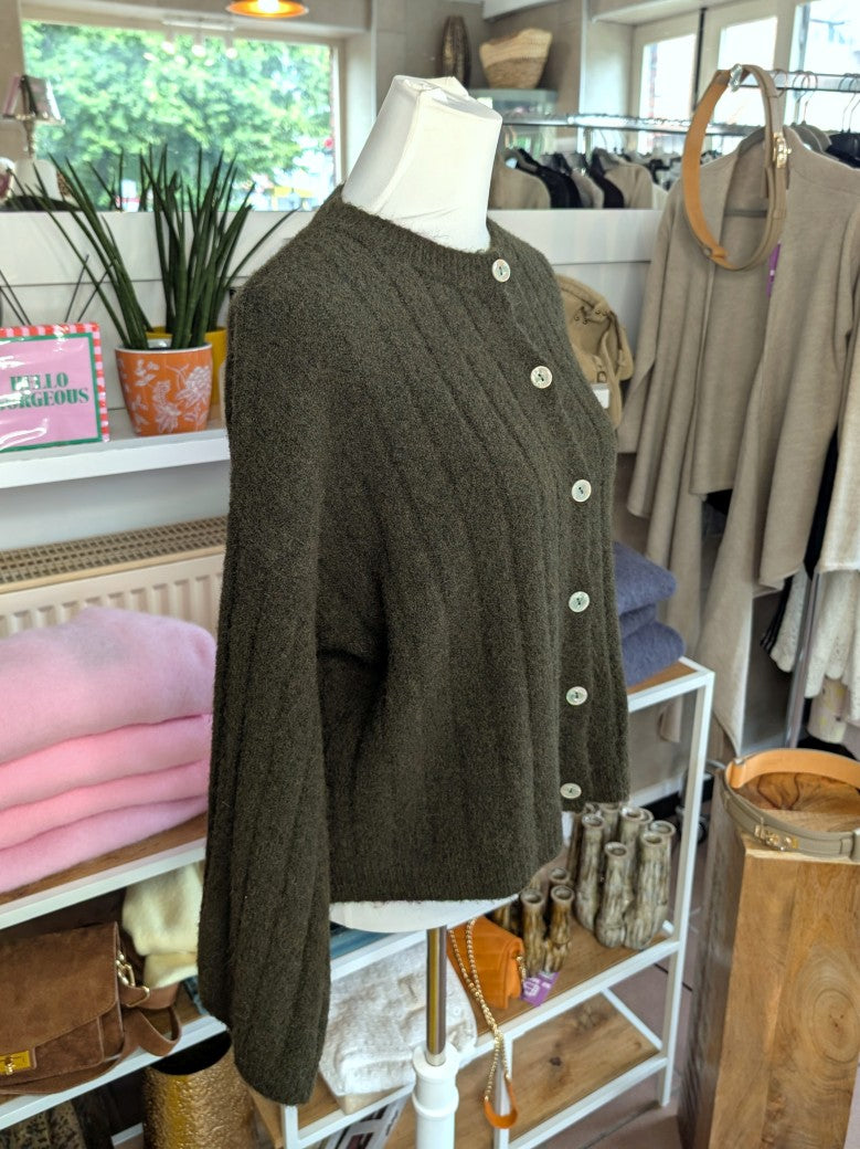 Elegante Cardigan Strickjacke in Khaki mit hellen Perlmuttknöpfen und weicher breit gerippte Struktur - verleiht jedem Outfit eine raffinierte Note!