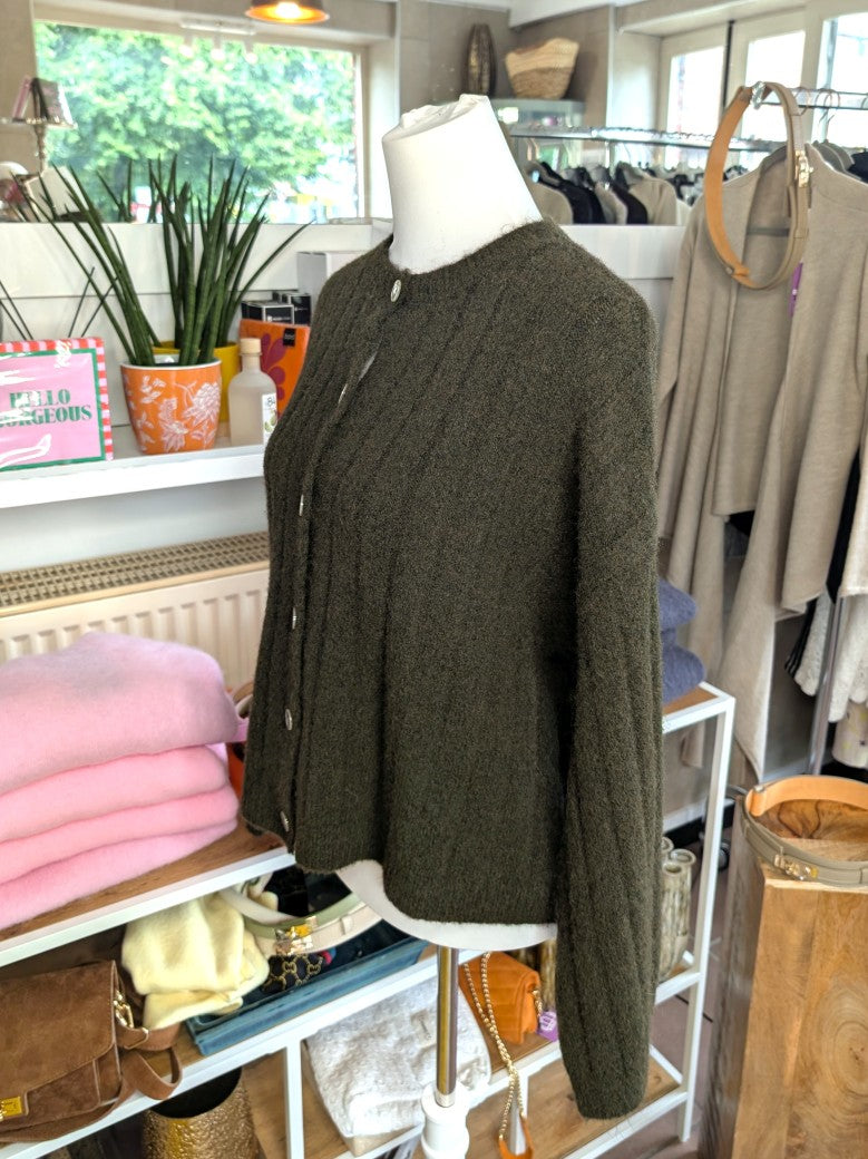 Elegante Cardigan Strickjacke in Khaki mit hellen Perlmuttknöpfen und weicher breit gerippte Struktur - verleiht jedem Outfit eine raffinierte Note!