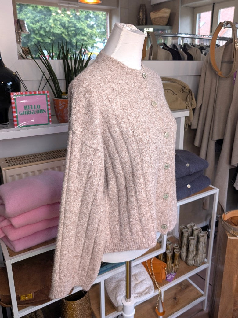 Elegante Cardigan Strickjacke in Taupe Weiß meliert mit hellen Perlmuttknöpfen und weicher breit gerippte Struktur - verleiht jedem Outfit eine raffinierte Note