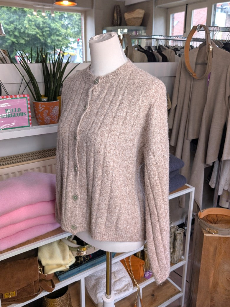 Elegante Cardigan Strickjacke in Taupe Weiß meliert mit hellen Perlmuttknöpfen und weicher breit gerippte Struktur - verleiht jedem Outfit eine raffinierte Note