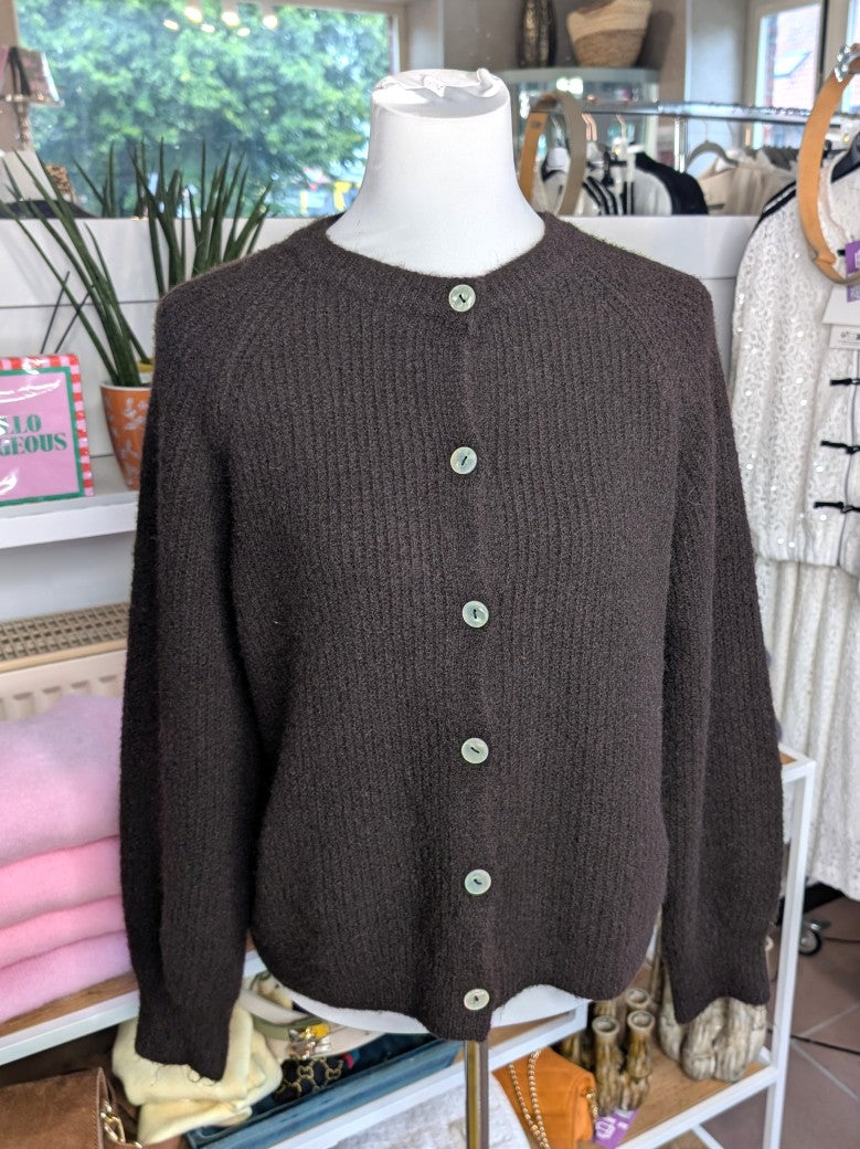 Elegante Cardigan Strickjacke in Coffee Braun mit hellen Perlmuttknöpfen und weicher breit gerippte Struktur - verleiht jedem Outfit eine raffinierte Note