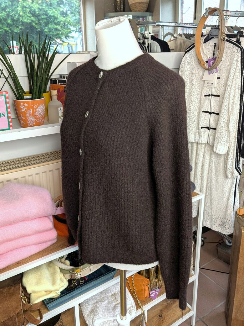 Elegante Cardigan Strickjacke in Coffee Braun mit hellen Perlmuttknöpfen und weicher breit gerippte Struktur - verleiht jedem Outfit eine raffinierte Note