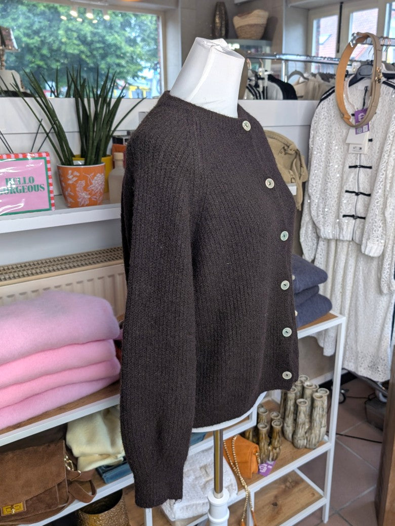 Elegante Cardigan Strickjacke in Coffee Braun mit hellen Perlmuttknöpfen und weicher breit gerippte Struktur - verleiht jedem Outfit eine raffinierte Note
